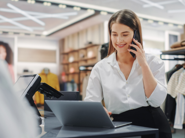 retail sales associate using a mobile device for clientelling customers